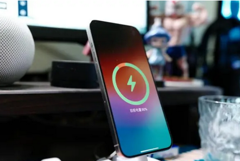 沐川苹果15换屏服务分享用什么充电器给iPhone15充电更好 